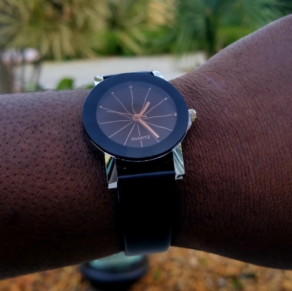 Black Faceted Quartz Watch - Picture 3 of 5